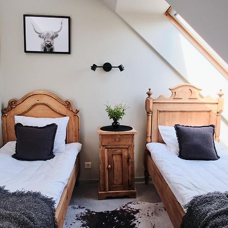 Hotel Pernigele Yelgavkrasty Экстерьер фото