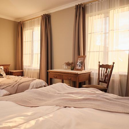 Hotel Pernigele Yelgavkrasty Экстерьер фото