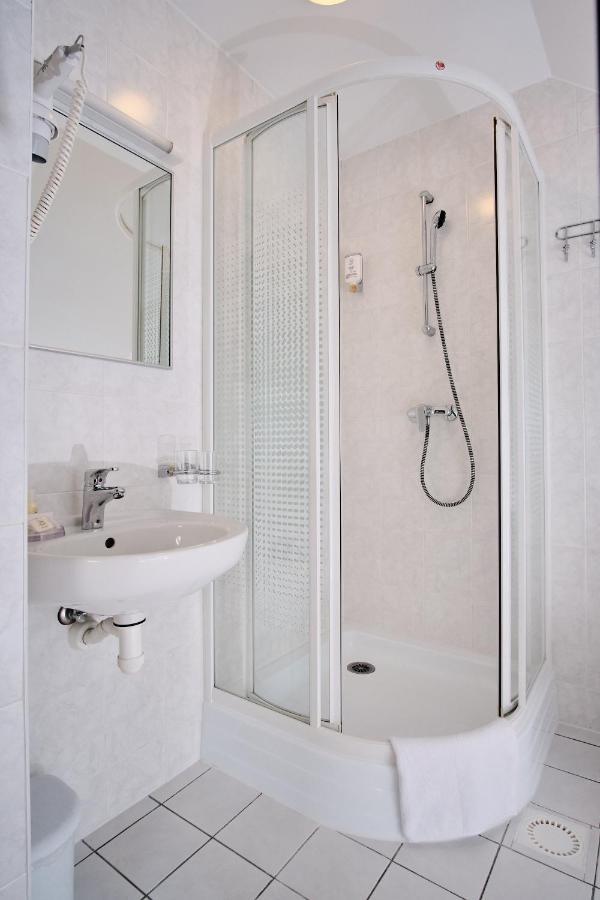 Hotel Pernigele Yelgavkrasty Экстерьер фото