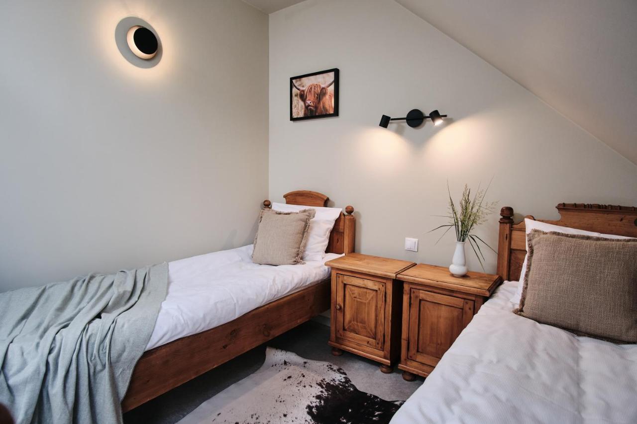 Hotel Pernigele Yelgavkrasty Экстерьер фото