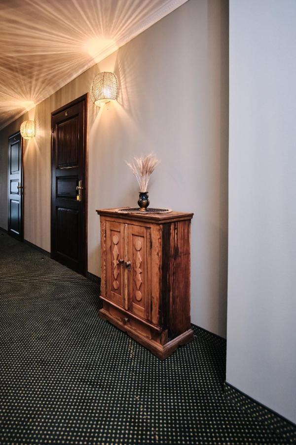 Hotel Pernigele Yelgavkrasty Экстерьер фото
