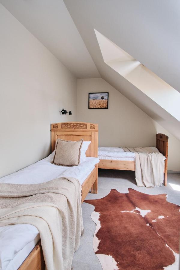 Hotel Pernigele Yelgavkrasty Экстерьер фото
