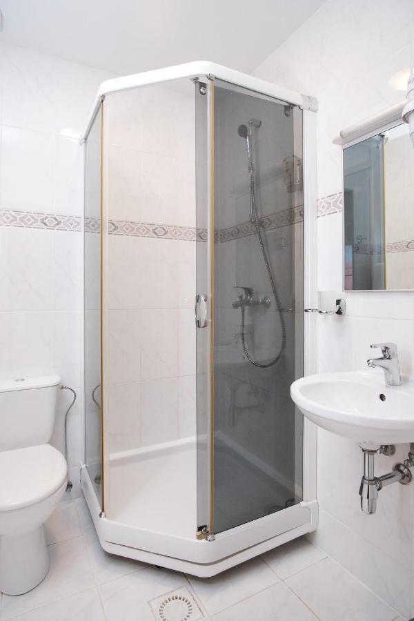 Hotel Pernigele Yelgavkrasty Экстерьер фото