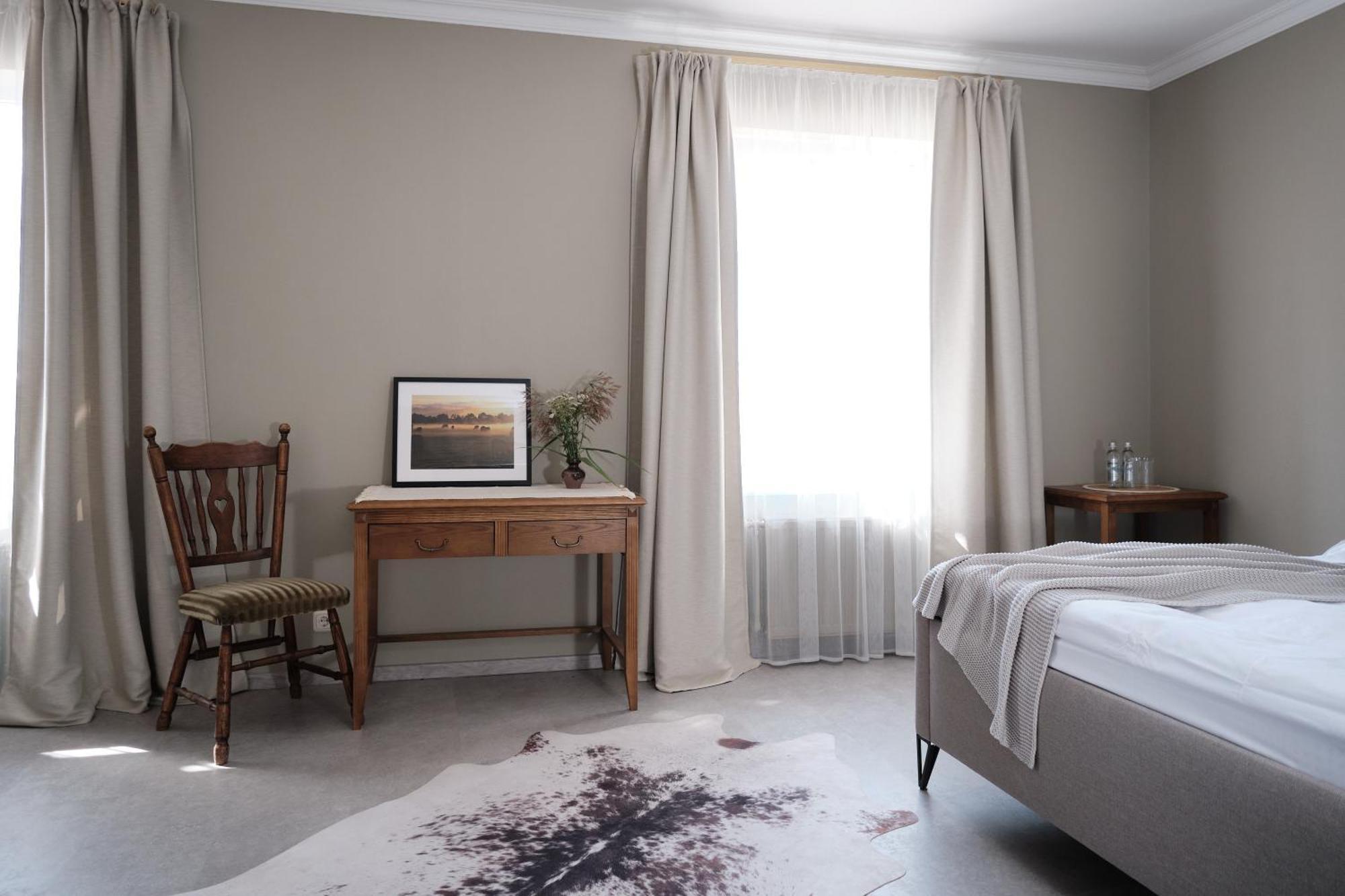 Hotel Pernigele Yelgavkrasty Экстерьер фото
