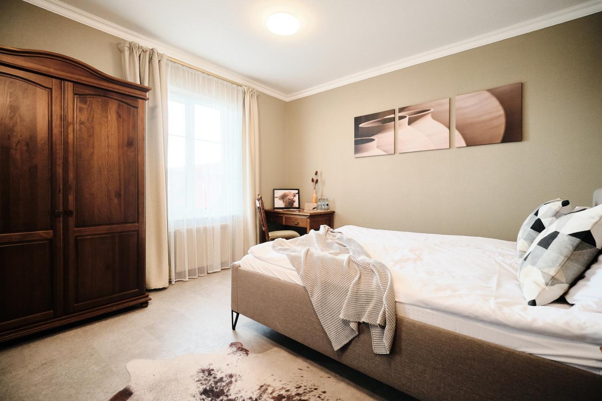 Hotel Pernigele Yelgavkrasty Экстерьер фото