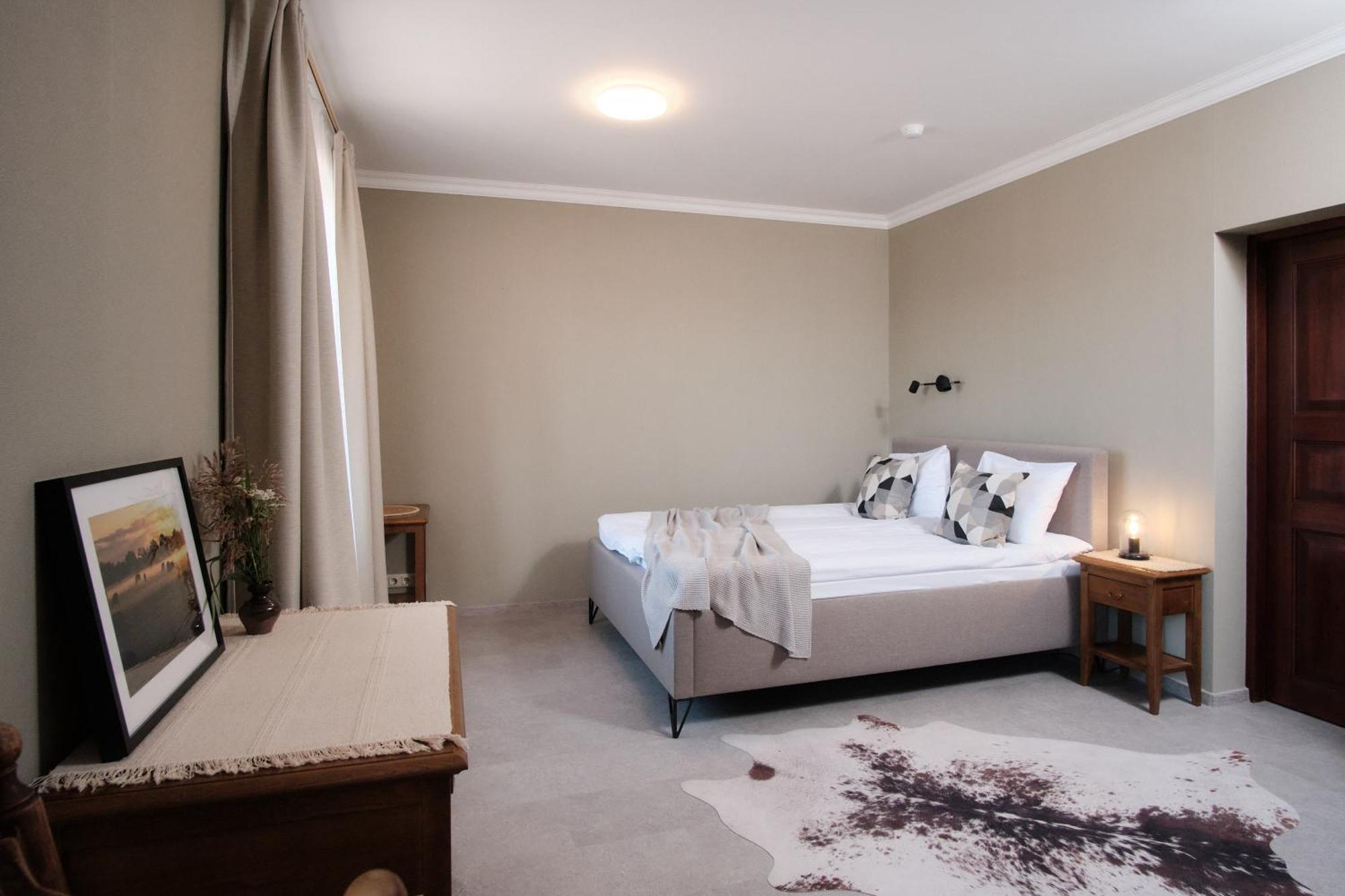 Hotel Pernigele Yelgavkrasty Экстерьер фото