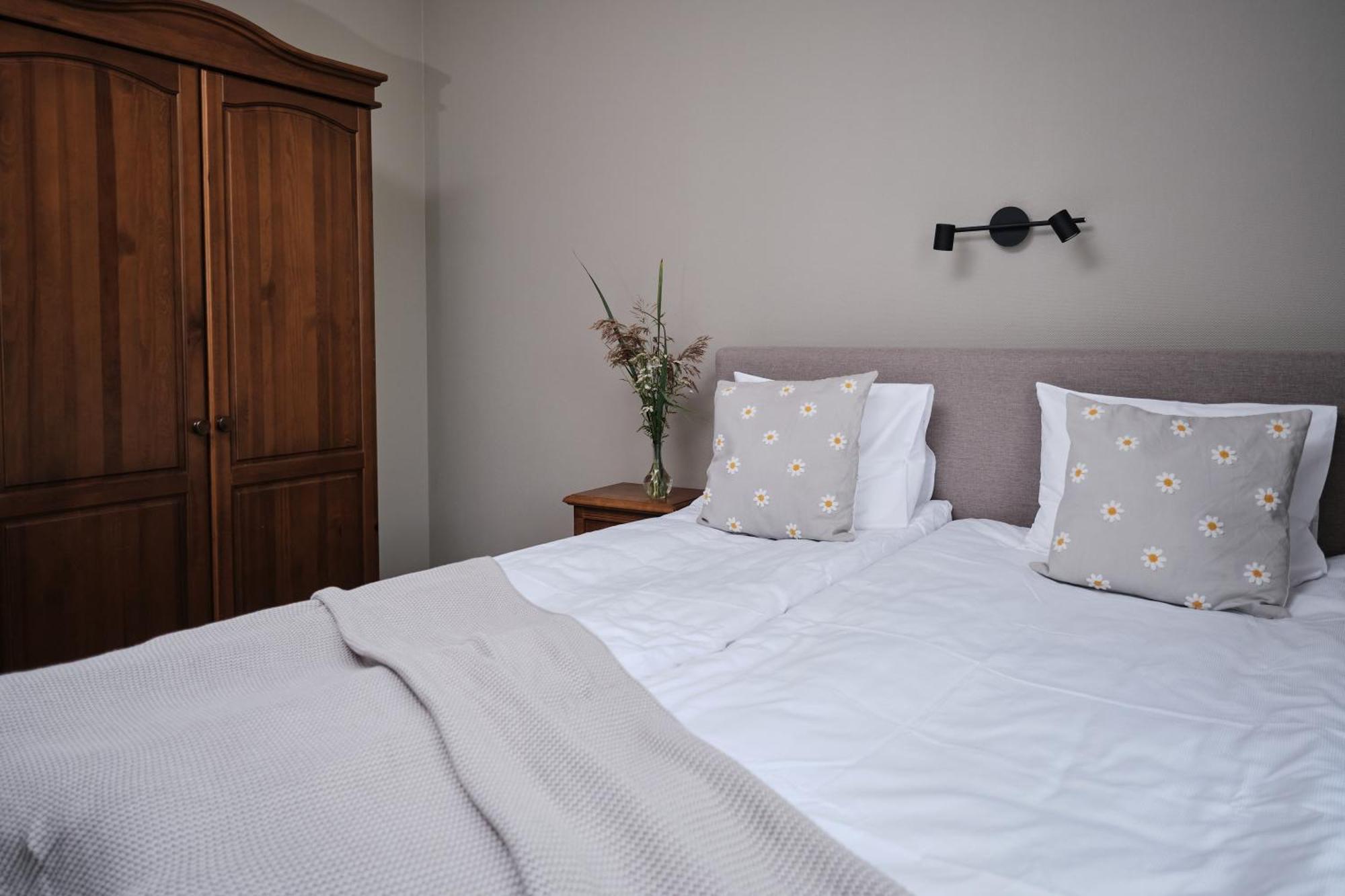 Hotel Pernigele Yelgavkrasty Экстерьер фото