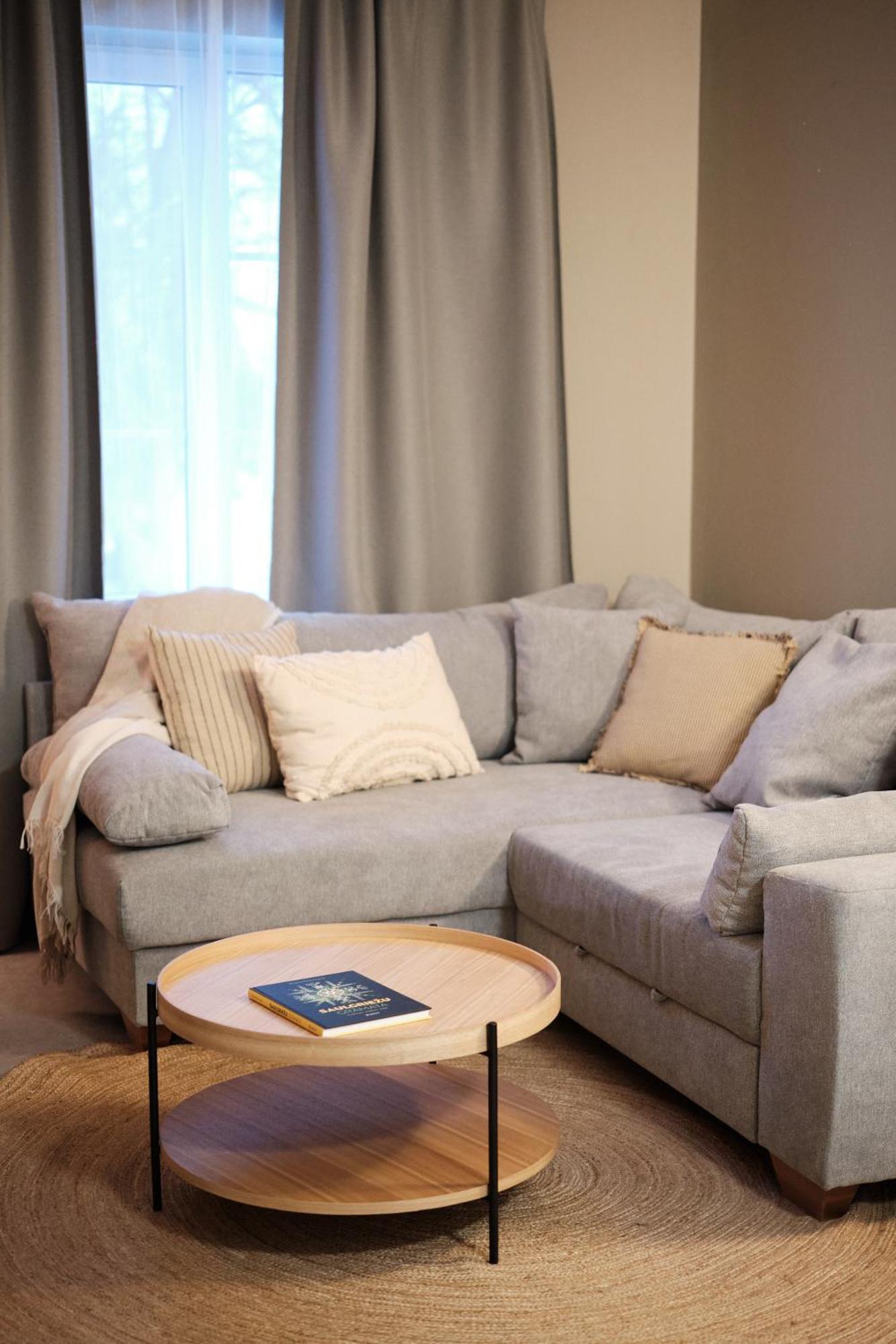 Hotel Pernigele Yelgavkrasty Экстерьер фото