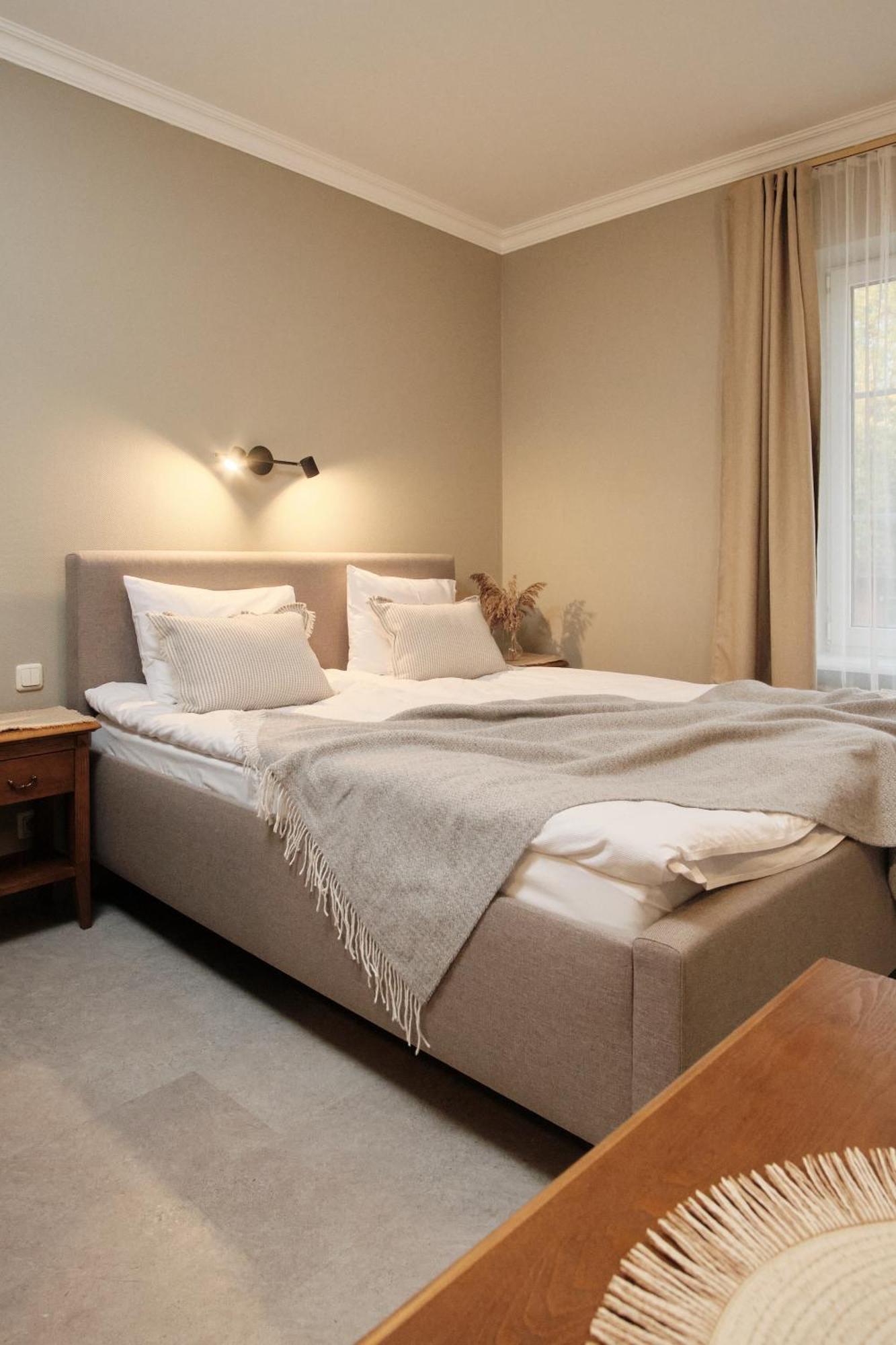 Hotel Pernigele Yelgavkrasty Экстерьер фото