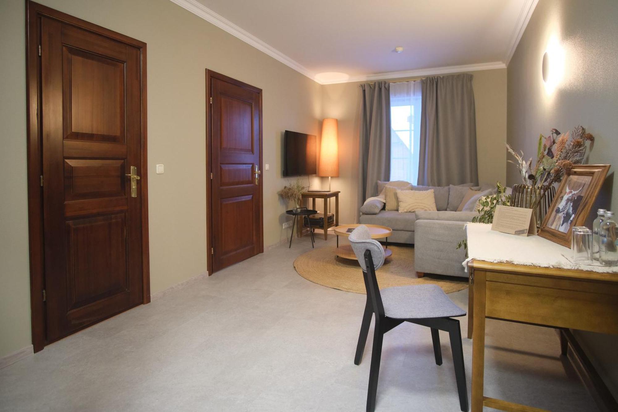 Hotel Pernigele Yelgavkrasty Экстерьер фото