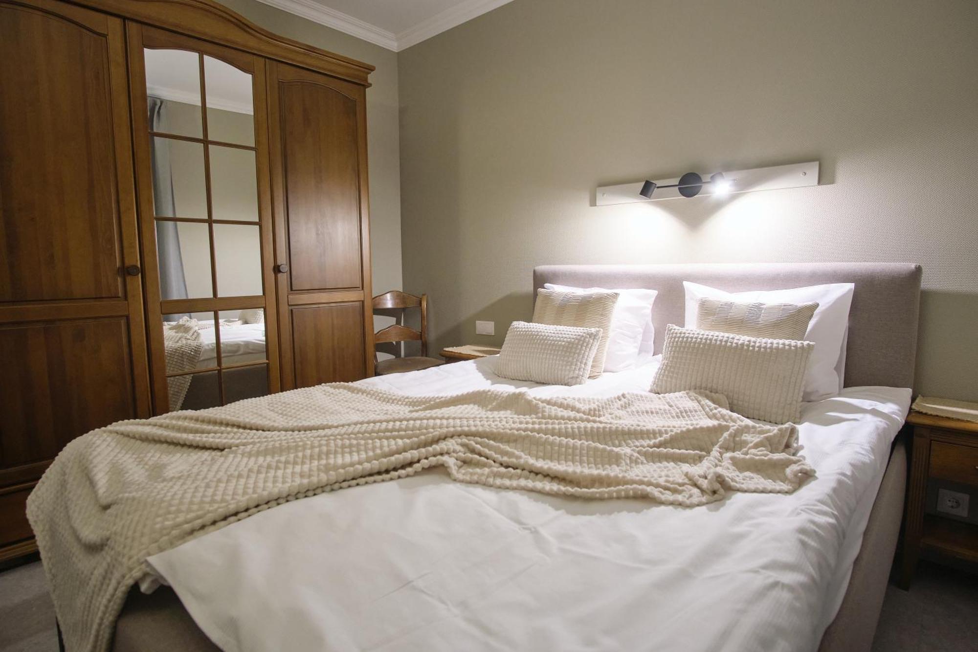 Hotel Pernigele Yelgavkrasty Экстерьер фото