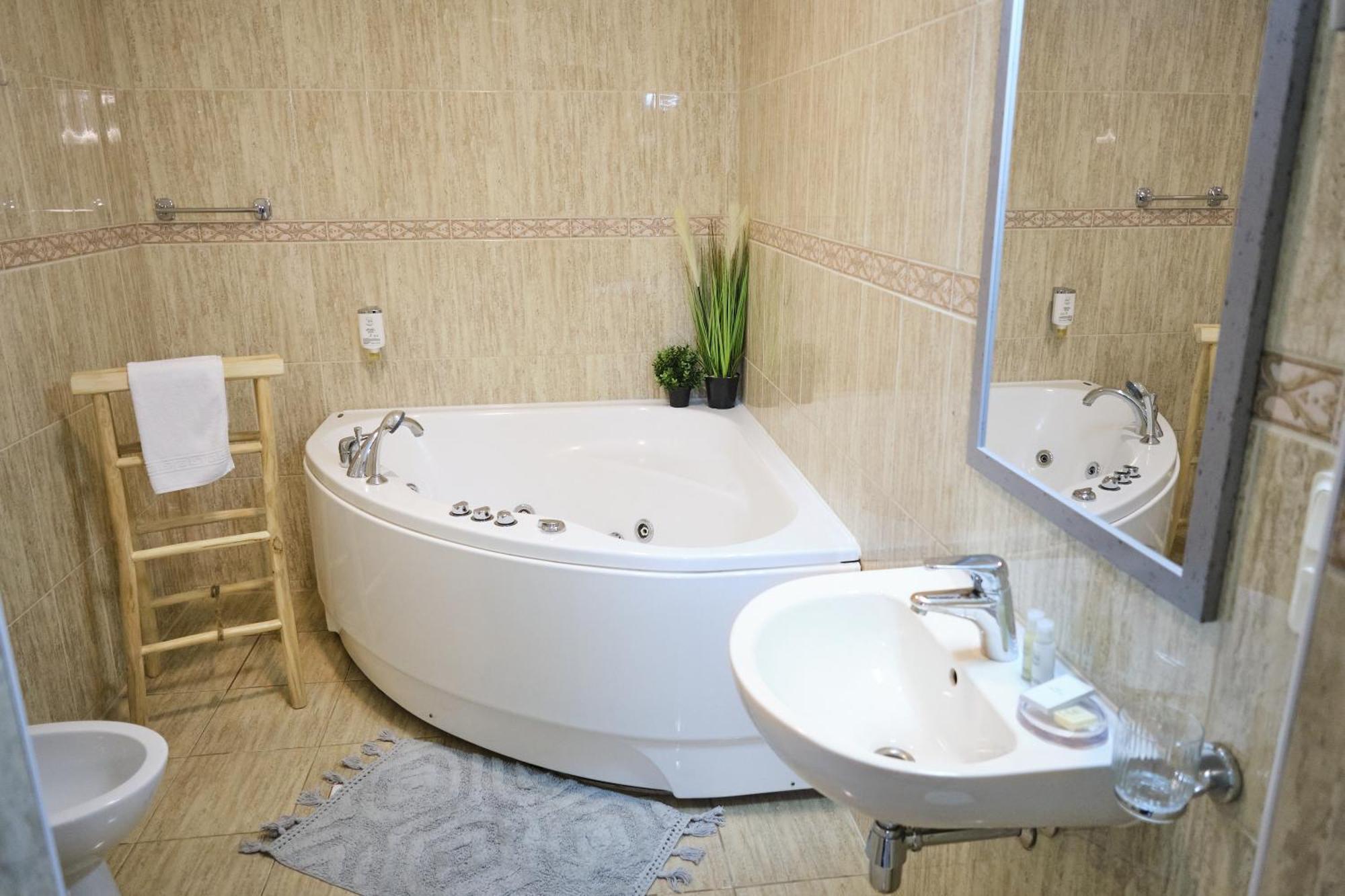 Hotel Pernigele Yelgavkrasty Экстерьер фото