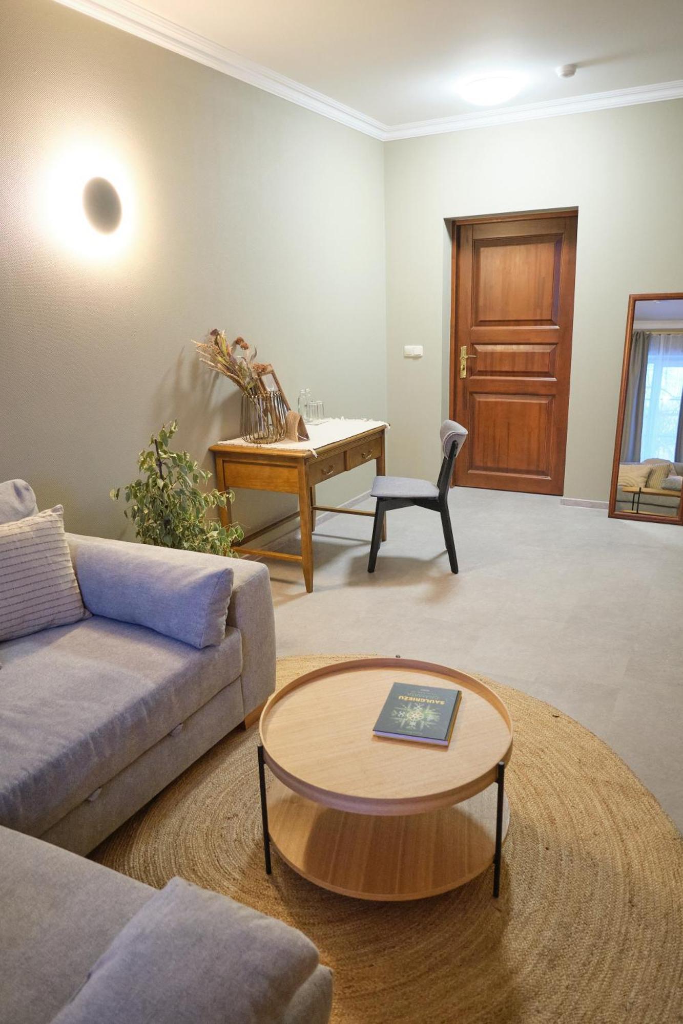 Hotel Pernigele Yelgavkrasty Экстерьер фото