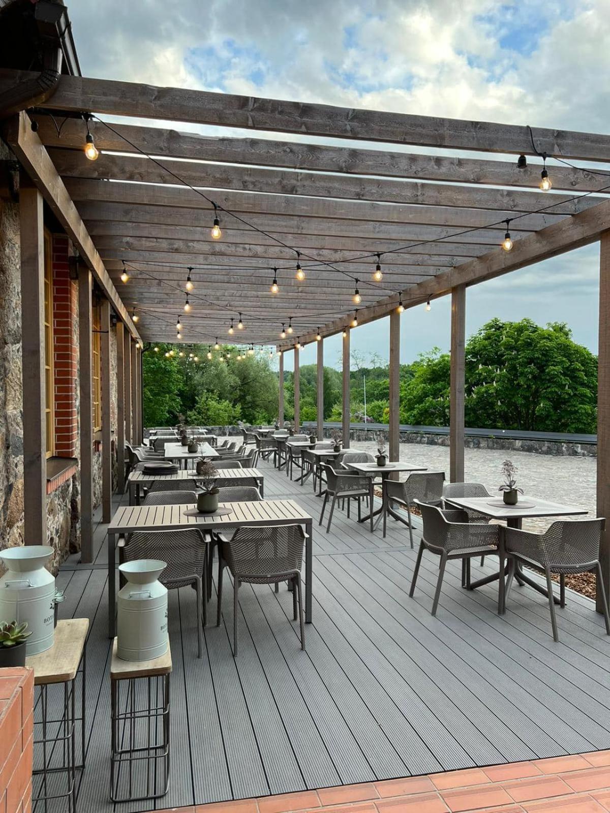 Hotel Pernigele Yelgavkrasty Экстерьер фото